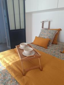 a room with a table with two bowls on it at La pause bretonne in Quéven