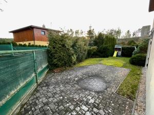 Aed väljaspool majutusasutust Dvoupodlažní zděná chata