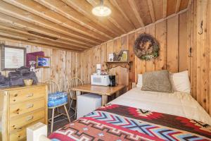 Lake GeorgeにあるCabin in Colorado National Forest!のベッドルーム1室(ベッド1台、デスク、電子レンジ付)