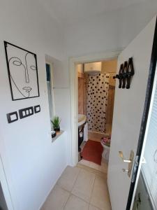 een kleine badkamer met een toilet en een wastafel bij Apartman Darija in Pazin