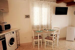 TV o dispositivi per l'intrattenimento presso One bedroom appartement with terrace and wifi at Portopalo di Capo Passero