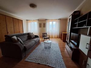 een woonkamer met een bank en een tafel bij Apartman Darija in Pazin