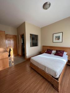 a bedroom with a large bed in a room at Spencer Residencial QUARTOS in Praia