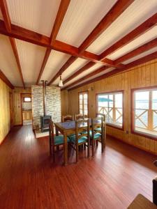 a dining room with a table and chairs at Cabaña con vista al mar Dalcahue 6 personas in San Javier