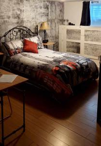uma cama grande num quarto com uma mesa em Gîte Au p'tit bonheur B&B em Coaticook