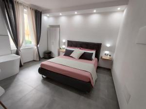 1 dormitorio con 1 cama grande en una habitación blanca en Il Sogno di Giò, en Alghero