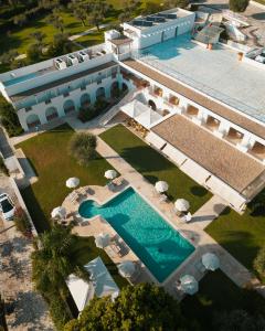 an aerial view of a building with a swimming pool at Hotel Grotta Di Tiberio in Sperlonga