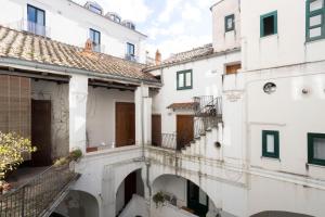 eine Reihe von weißen Gebäuden mit Balkonen in der Unterkunft Domo House in Salerno