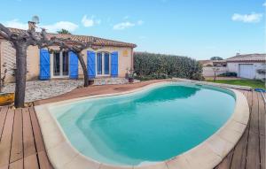 una piscina frente a una casa en 3 Bedroom Lovely Home In Caux, en Caux