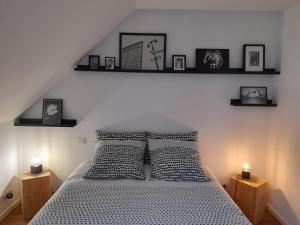 um quarto com uma cama com duas luzes em Gite du Portalet em Bozouls