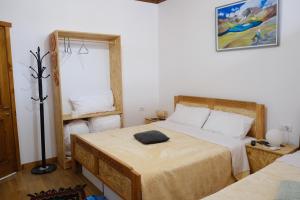 Postel nebo postele na pokoji v ubytování As e vogël, As e madhe