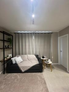 1 dormitorio con 1 cama y 1 mesa en una habitación en Apartamento em Sapucaia do Sul, en Sapucaia