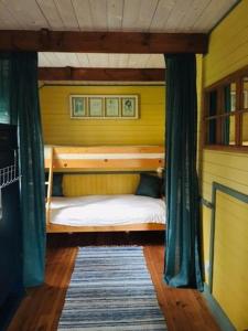 1 dormitorio con 1 litera en una habitación en Isans stuga, en Broby