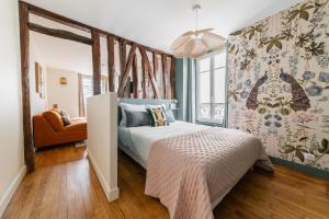 um quarto com uma cama e um sofá num quarto em Brand New Luxury Flat in Parc Monceau - Batignolles em Paris