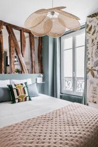 um quarto com uma cama grande e uma janela grande em Brand New Luxury Flat in Parc Monceau - Batignolles em Paris