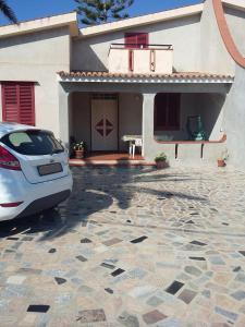 un'auto parcheggiata di fronte a una casa di Villa Rosa a Case Monterosso