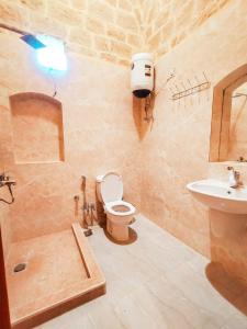 كمبوند قرية تونس في Tunis: حمام مع مرحاض ومغسلة
