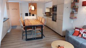 uma cozinha e sala de estar com uma mesa e um sofá em Vakantiehuis Ruby em Bruinisse