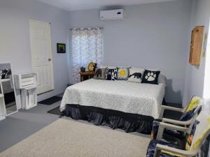 a bedroom with a bed with black and white pillows at Rancho Del Oso Tuerto in Marcelino