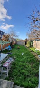 un parco con una panchina nell'erba di Stunning 3 bedroom semi detached house! a Goodmayes