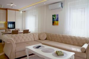 un salon avec un canapé et une table dans l'établissement Triple A Apartments, à Sarajevo