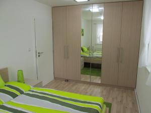 een slaapkamer met een bed en een spiegel bij Apartmán Cardovi in Dolní Morava