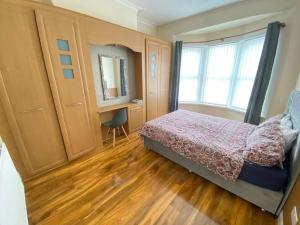 una camera con letto, scrivania e finestra di Cozy Retreat Haven a Liverpool