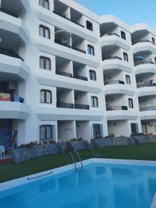 莫甘的住宿－Balcón Puerto Rico Playa Mogán，公寓大楼前方设有游泳池