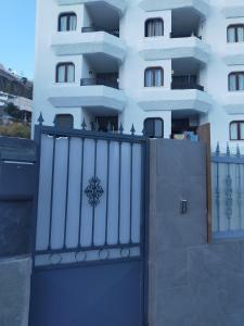 un bâtiment avec une porte en face d'un bâtiment dans l'établissement Balcón Puerto Rico Playa Mogán, à Mogán