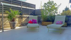サン・ポール・トロワ・シャトーにあるLa Terrasseのパティオ(カラフルな枕と椅子2脚付)