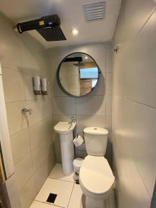 uma pequena casa de banho com WC e espelho em La casita en la Estrella em La Estrella