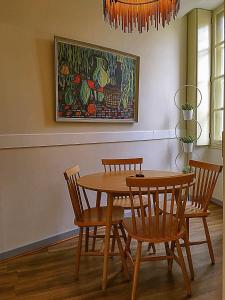 サン・ポール・トロワ・シャトーにあるLa Terrasseのダイニングルーム(テーブル、椅子、絵画付)