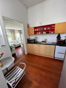 eine Küche mit einem Tisch und einem Stuhl in einem Zimmer in der Unterkunft Grey Lynn House Auckland in Auckland
