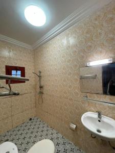 La salle de bains est pourvue d'un lavabo et de toilettes. dans l'établissement Superbe appartement meublé en résidence LBV, à Libreville