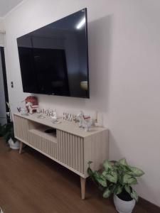 Un televisor encima de un mueble en una habitación. en Aparment Deluxe San Isidro, en Lima