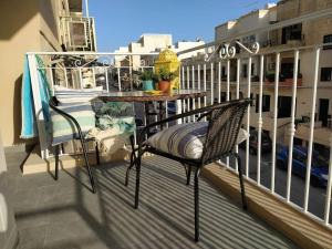 balcón con mesa y sillas en Apartment close to the sea, en Marsaskala