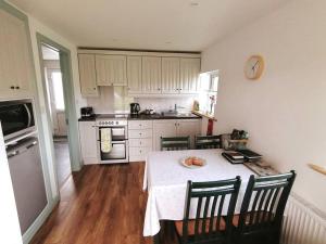 مطبخ أو مطبخ صغير في An Teach Beag Glencolmcille, little home from home