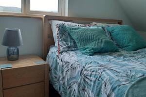 سرير أو أسرّة في غرفة في An Teach Beag Glencolmcille, little home from home