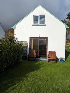 حديقة خارج An Teach Beag Glencolmcille, little home from home