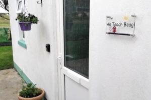 شهادة أو جائزة أو لوحة أو أي وثيقة أخرى معروضة في An Teach Beag Glencolmcille, little home from home