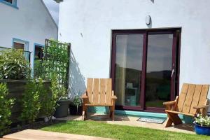 حديقة خارج An Teach Beag Glencolmcille, little home from home