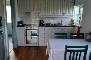 مطبخ أو مطبخ صغير في An Teach Beag Glencolmcille, little home from home