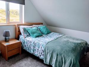 سرير أو أسرّة في غرفة في An Teach Beag Glencolmcille, little home from home