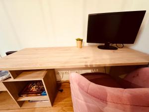 Appartement Élégant à Conflant的电视和/或娱乐中心
