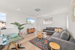 - un salon avec un canapé et une table dans l'établissement Gated PGA West 2023 New Build - EV Friendly, à La Quinta