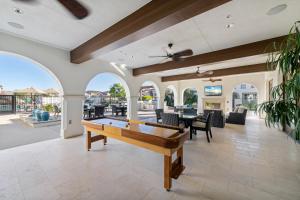 uma mesa de bilhar no meio de uma sala de estar em Gated PGA West 2023 New Build - EV Friendly em La Quinta
