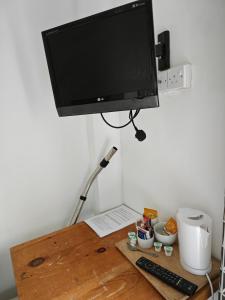 a desk with a computer monitor on top of it at The Fountain Hotel in Tuxford