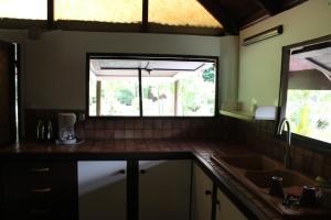 Η κουζίνα ή μικρή κουζίνα στο Hiti Lodge +7 φωτογραφίες