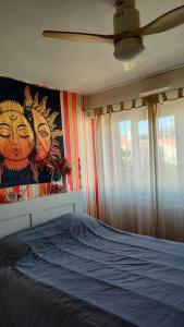 a bedroom with a bed and a painting on the wall at Maison Moderne Piscine Bordeaux in Pessac