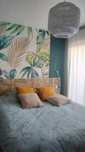 ein Schlafzimmer mit einem Bett mit Blumenwand in der Unterkunft Maison Moderne Piscine Bordeaux in Pessac